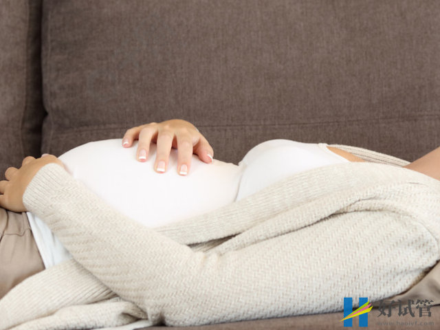 怀孕4-5个月平躺看男女有方法,宝妈都说看第一胎特别准(图3) 怀男孩平躺肚子可能偏下或偏上